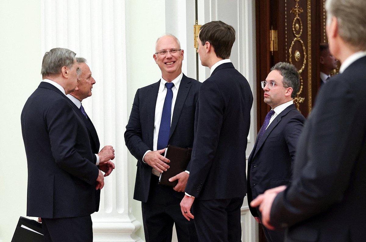 Стив Уиткофф, Джаред Кушнер, Джош Грюнбаум, Кирилл Дмитриев и Юрий Ушаков перед встречей Владимира Путина с представителями США в Кремле, 22 января 2026 года