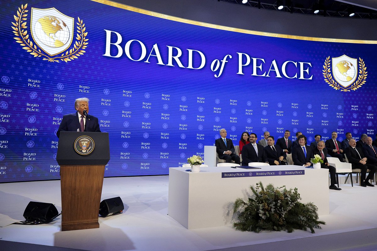 Президент США Дональд Трамп на церемонии подписания устава Совета мира в Давосе, Швейцария, 22 января 2026 года