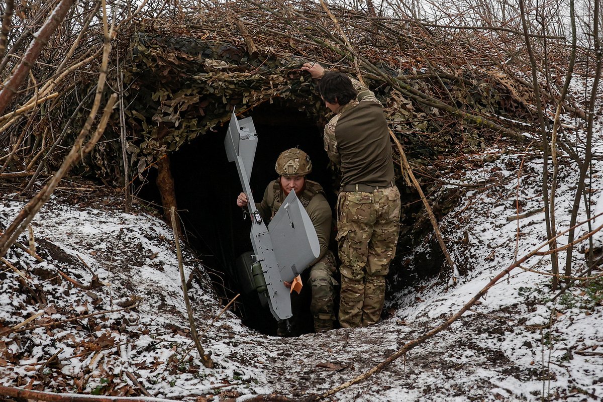 Военнослужащие 66-й отдельной механизированной бригады ВСУ покидают блиндаж с БПЛА средней дальности Darts, ДНР, Россия, 16 декабря 2025 года