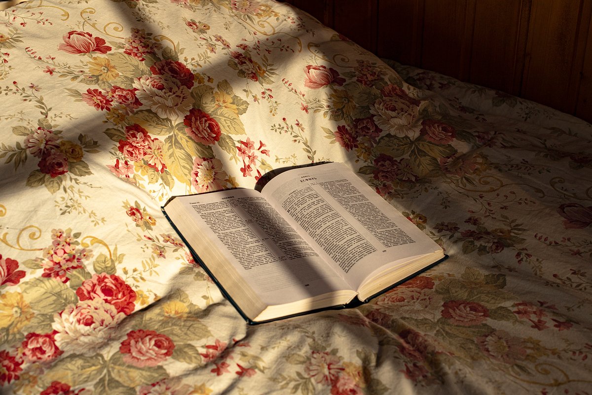 Библия на кровати