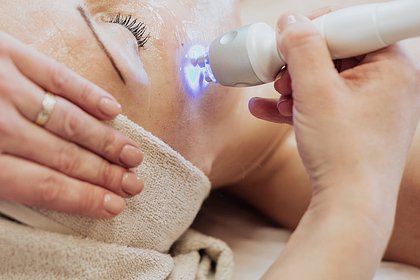 Россиянка получила ожоги лица после фототерапии