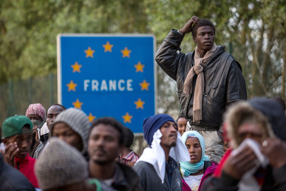 Мигранты собираются возле терминала Евротоннеля в Кокелле 30 июля 2015 года в Кале, Франция