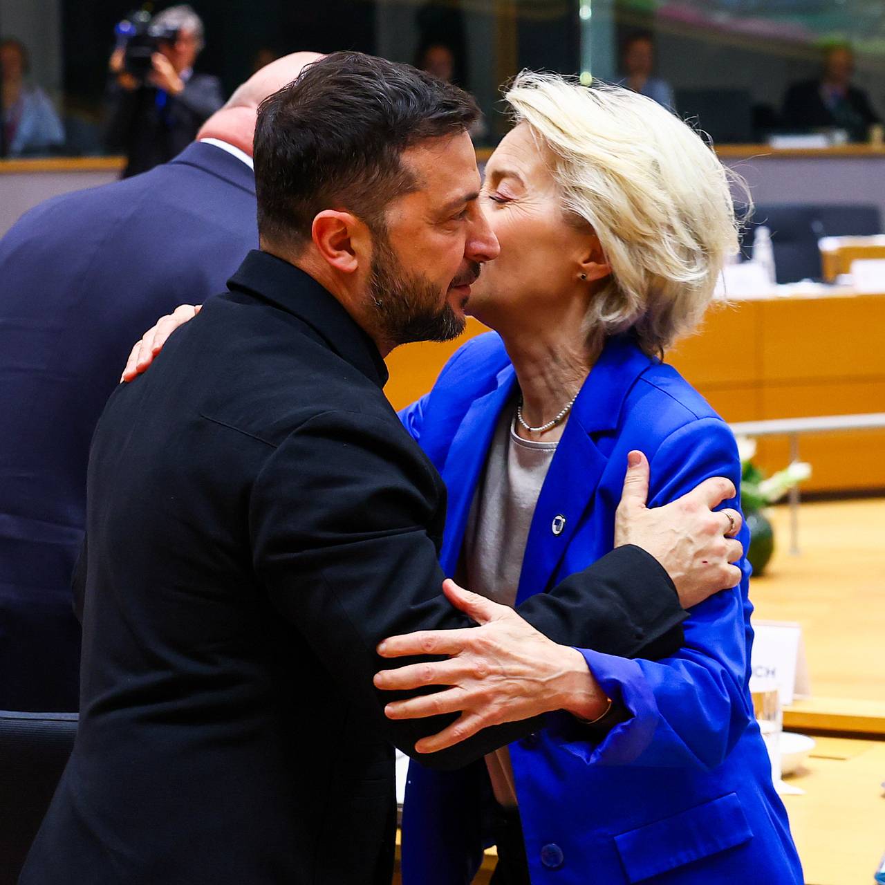 Фон дер Ляйен попала в скандал из-за близости с Зеленским