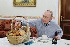 Владимир Путин получил выпечку из пекарни 