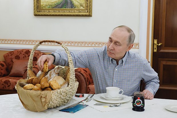 Владимир Путин получил выпечку из пекарни 
