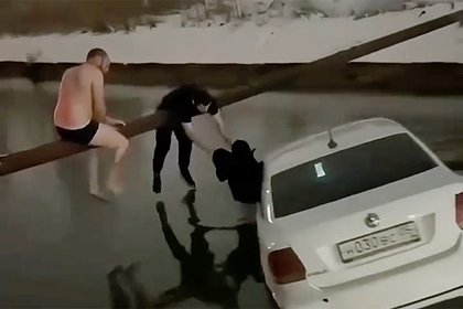 В российском регионе жители спасли упавших в воду вместе с такси мать и ребенка