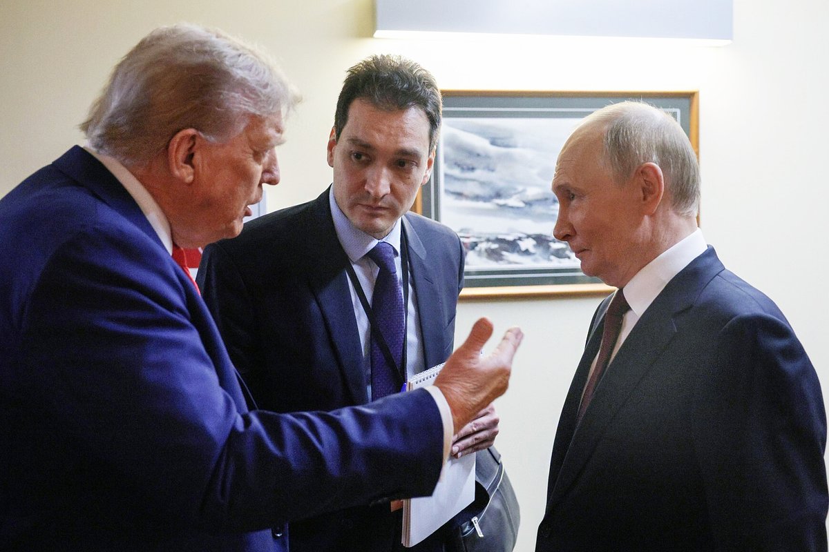 Переводчик Алексей Садыков на первом раунде переговоров между президентом России Владимиром Путиным и президентом США Дональдом Трампом в штате Аляска,15 августа 2025 года