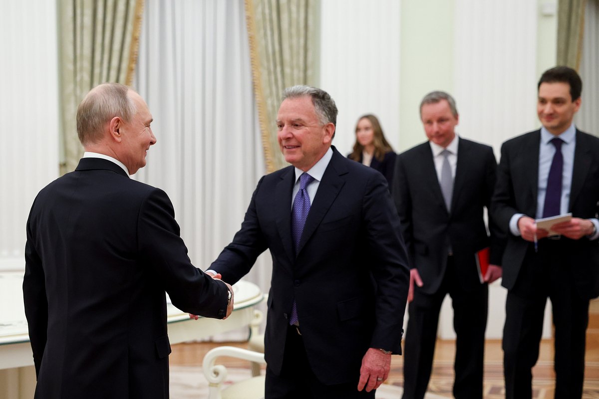 Президент РФ Владимир Путин, спецпосланник президента США Стивен Уиткофф  во время встречи в Кремле. (Алексей Садыков крайний справа). 