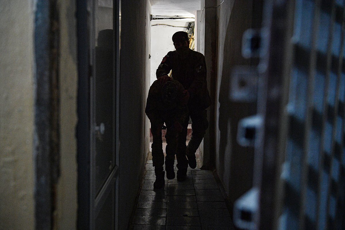 Сопровождение украинского военнопленного в Запорожской области