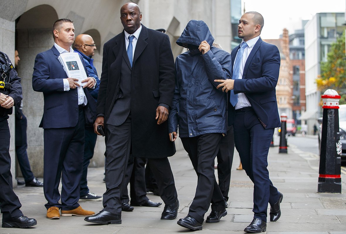 Последний раз Элфорд (слева, с кипой бумаг) видел Махмуда (в центре, в капюшоне) в октябре 2016-го, когда журналиста судили за фальсификацию доказательств в деле Контоставлос
