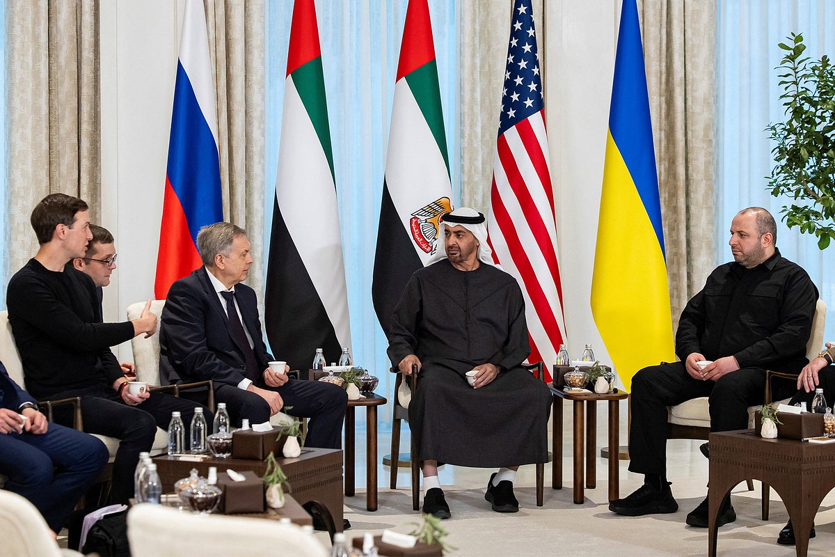 Президент Объединенных Арабских Эмиратов шейх Мохаммед бин Заид Аль Нахайян принимает глав делегаций, участвующих в трехсторонних переговорах между США, Россией и Украиной, Абу-Даби, 23 января 2026 года