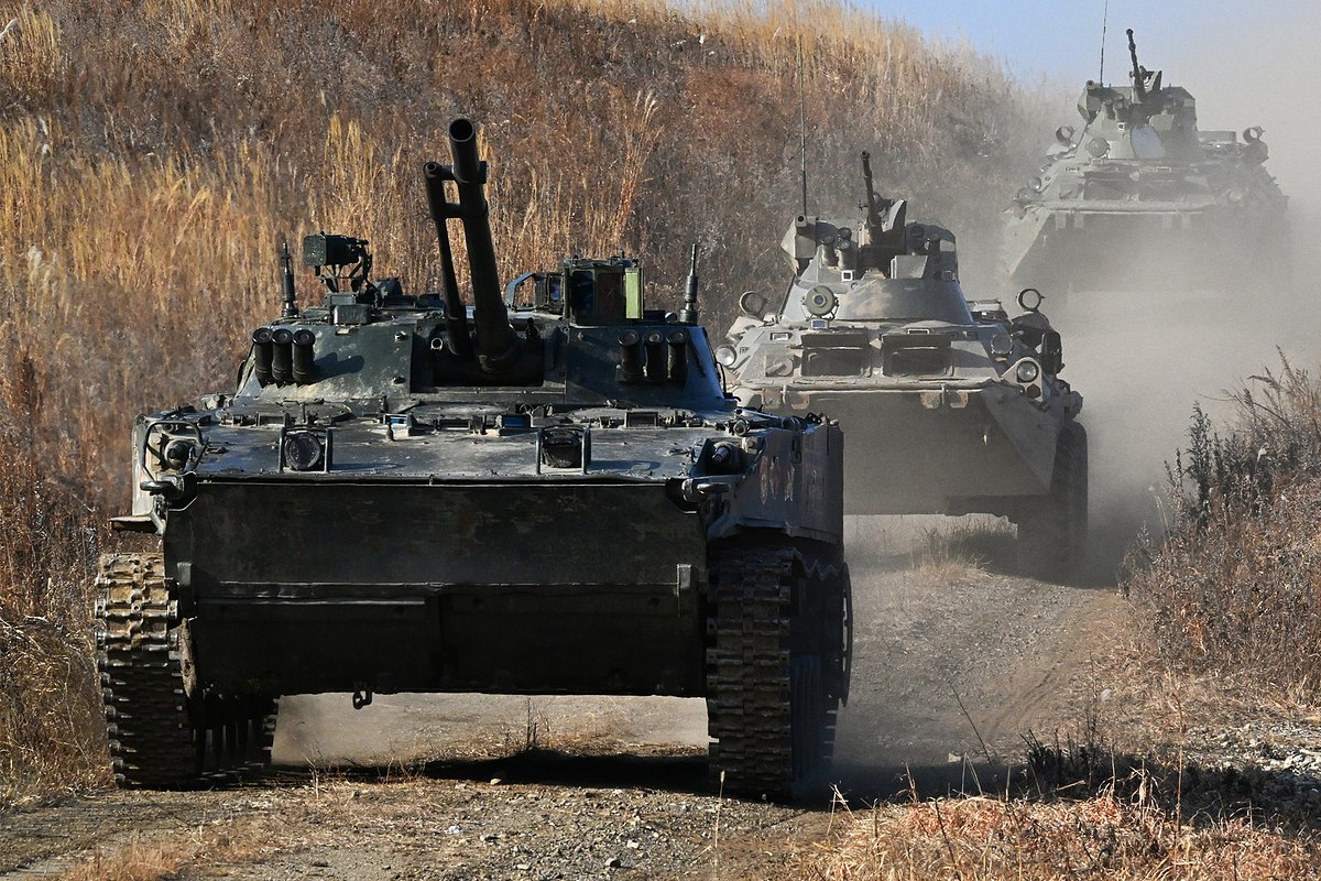 Боевая машина пехоты БМП-3 и бронетранспортеры БТР-82А во время учений морской пехоты Тихоокеанского флота на полигоне «Клерк», Приморский край, Россия
