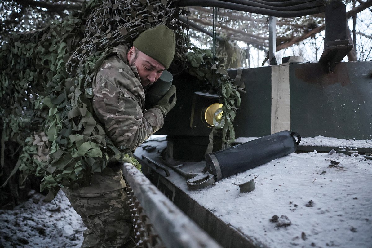Военнослужащий 24-й отдельной механизированной бригады Вооруженных сил Украины заряжает снаряды в самоходную гаубицу 2С1 «Гвоздика», окрестности Часова Яра, Донецкая народная республика (ДНР), Россия, 18 января 2026 года