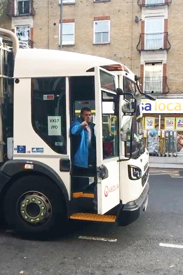 Элфорд за рулем угнанного мусоровоза