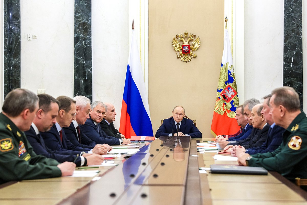 Президент Владимир Путин проводит оперативное совещание с постоянными членами Совета безопасности России