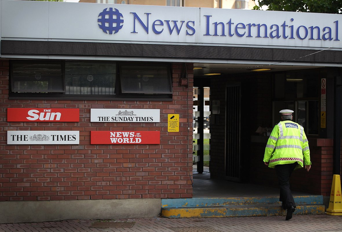 Таблоид News of the World был одной из главных газет всей Британии, а после закрытия в 2011 году она превратилась в воскресный выпуск The Sun