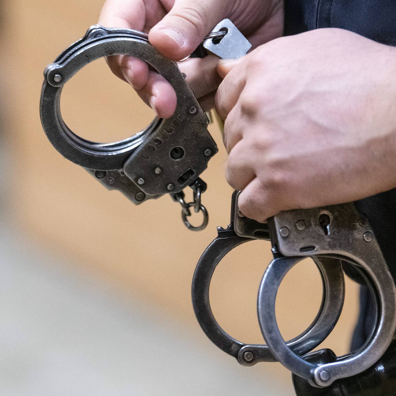 Мужчина прогулялся по российскому городу в нацистском плаще