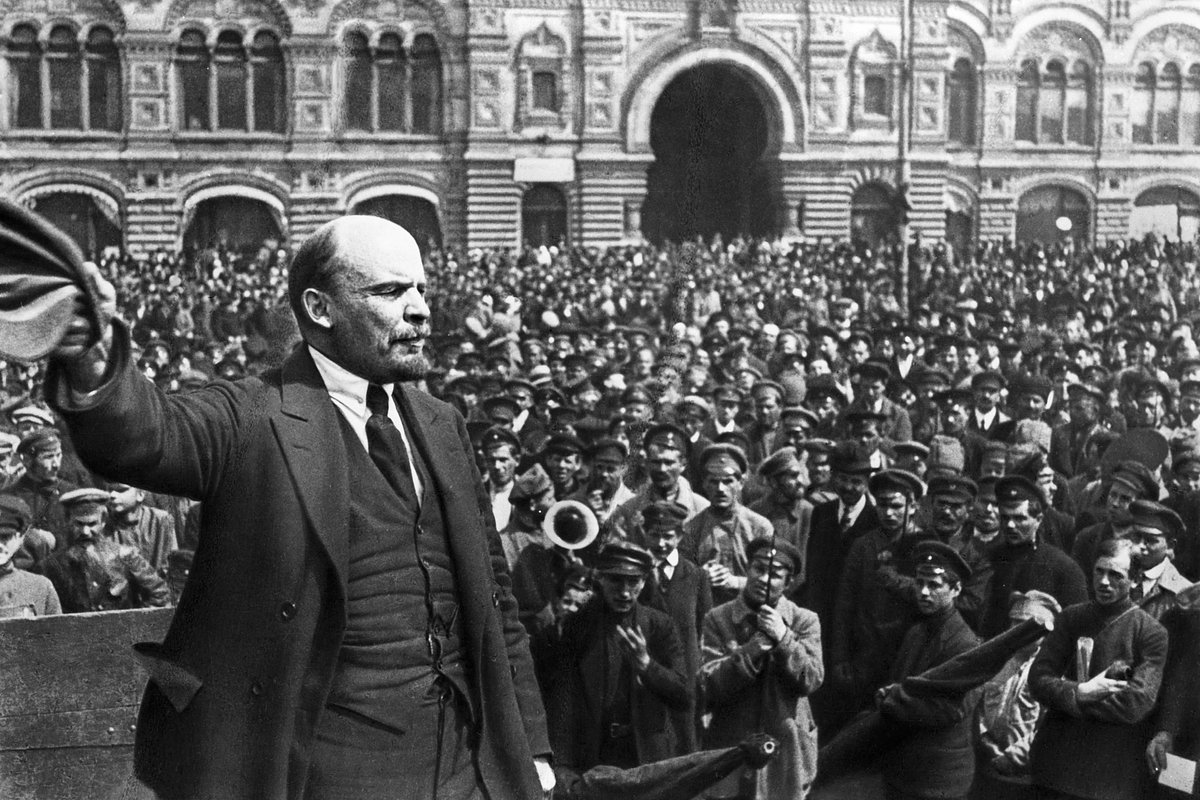 Владимир Ленин произносит речь на Красной площади в Москве, 1919 год