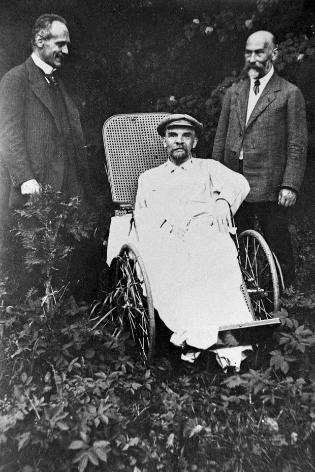 Владимир Ленин со своим лечащим врачом Федором Гетье (справа), 1923 год