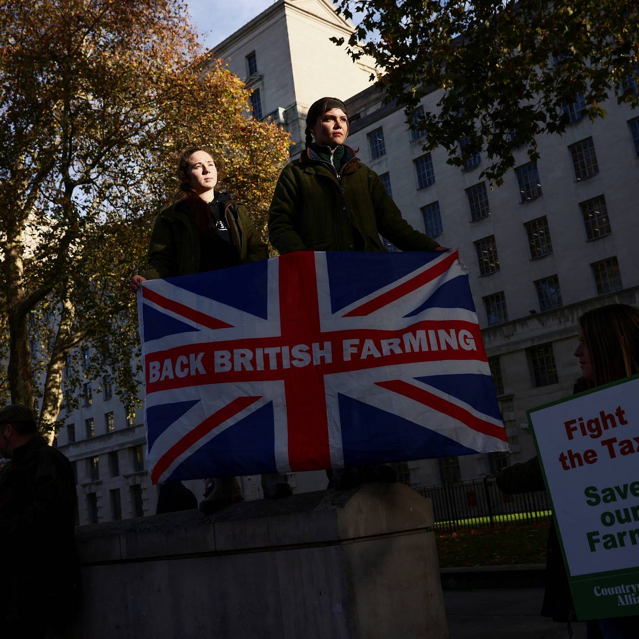 Британцев призвали научиться у русских мату и производству самогона