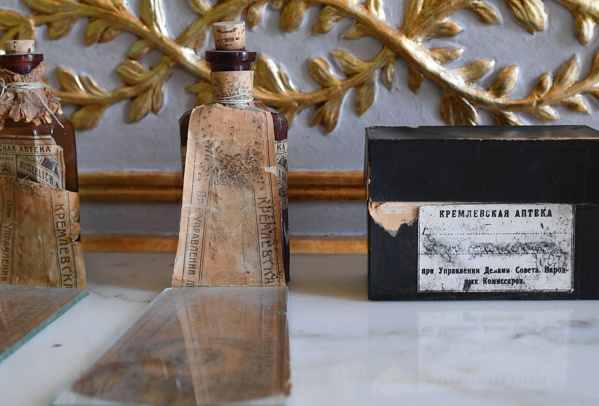 Лекарства, которые использовали при лечении Владимира Ленина, в мyзeе-зaпoвeднике «Гopки Лeнинcкиe»