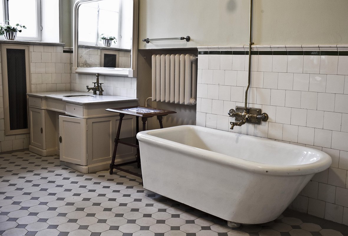 Ванная комната, где производилось первое бальзамирование тела Владимира Ленина, в мyзeе-зaпoвeднике «Гopки Лeнинcкиe»