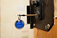 Россиянин обманом продал чужую квартиру и вывез бывшую собственницу в лес 