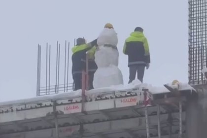 Московские строители переключились на снеговиков