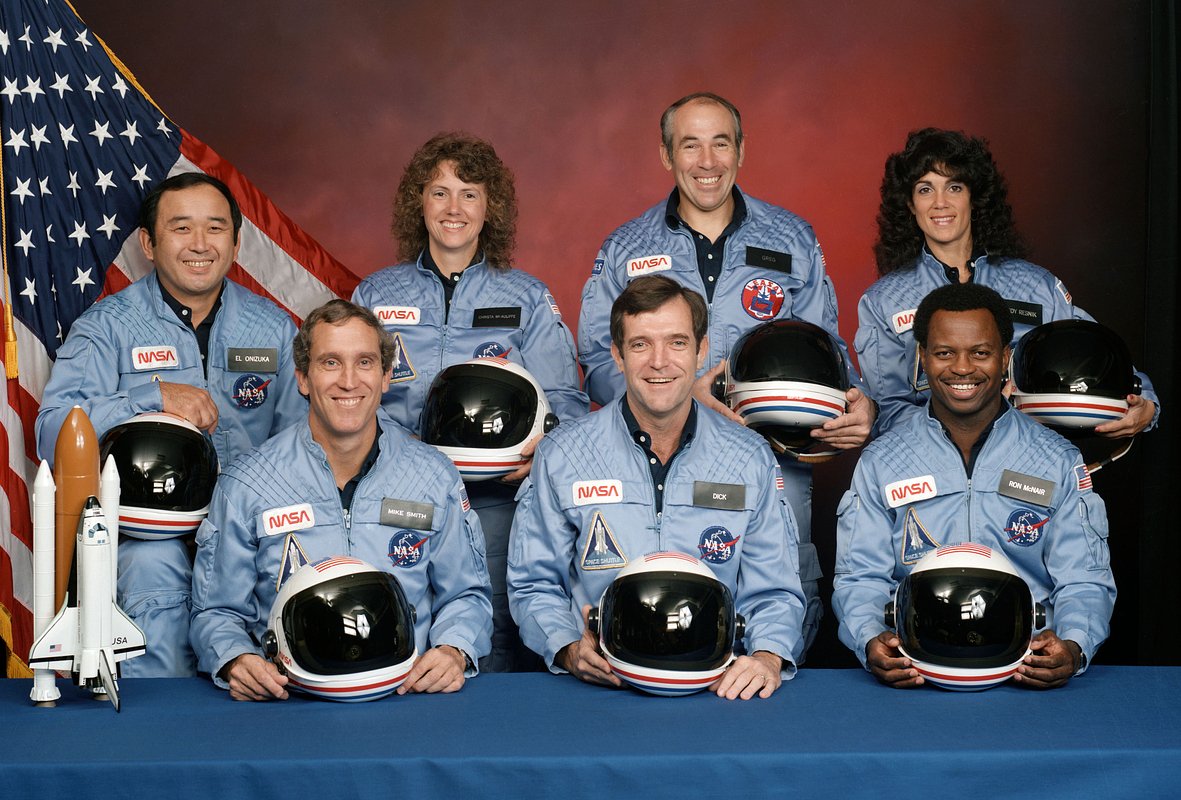 Экипаж STS-51L: второй ряд слева направо — Эллисон Онидзука, Криста Маколифф, Грег Джарвис и Джуди Резник; первый ряд слева направо — Майкл Смит, Дик Скоби и Рон Макнейр