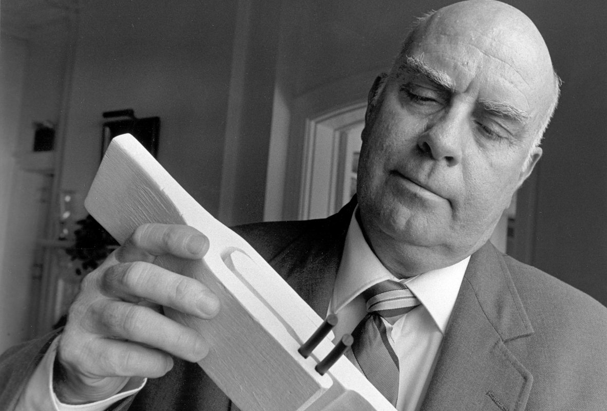 Роджер Божоли, инженер компании Thiokol