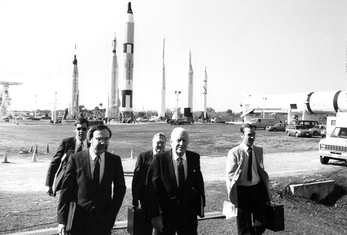 Члены комиссии Роджерса прибывают в космический центр имени Кеннеди, 7 марта 1986 года
