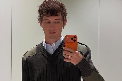 Популярный певец назвал врача больным ублюдком за совет сделать пластику