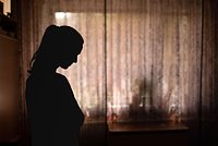 «Жена не властна над своим телом» Супруга обвинила российского священника в насилии и принуждении к сексу. Как они жили?