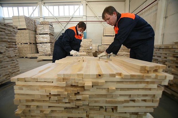 Рабочие в цехе деревообрабатывающего предприятия компании ЗАО 