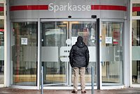 Бандиты в масках обокрали три тысячи человек за два часа. В этом деле много странного, а жертв будто выбирали по национальности 