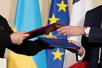 Украина захотела составить два мирных соглашения. Кто и с кем, по мнению Киева, должен подписывать документы? 