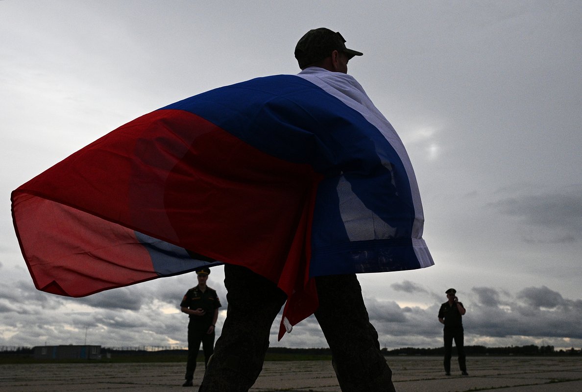 Возвращенный из украинского плена российский военнослужащий на аэродроме в Подмосковье, 19 июня 2025 года