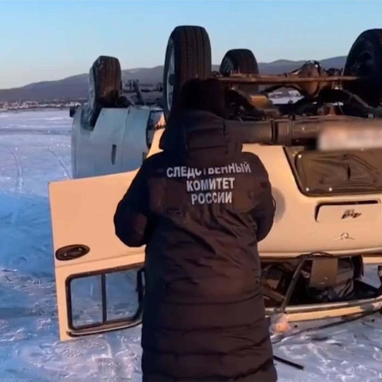 Перевернувшийся на Байкале автомобиль с людьми попал на видео