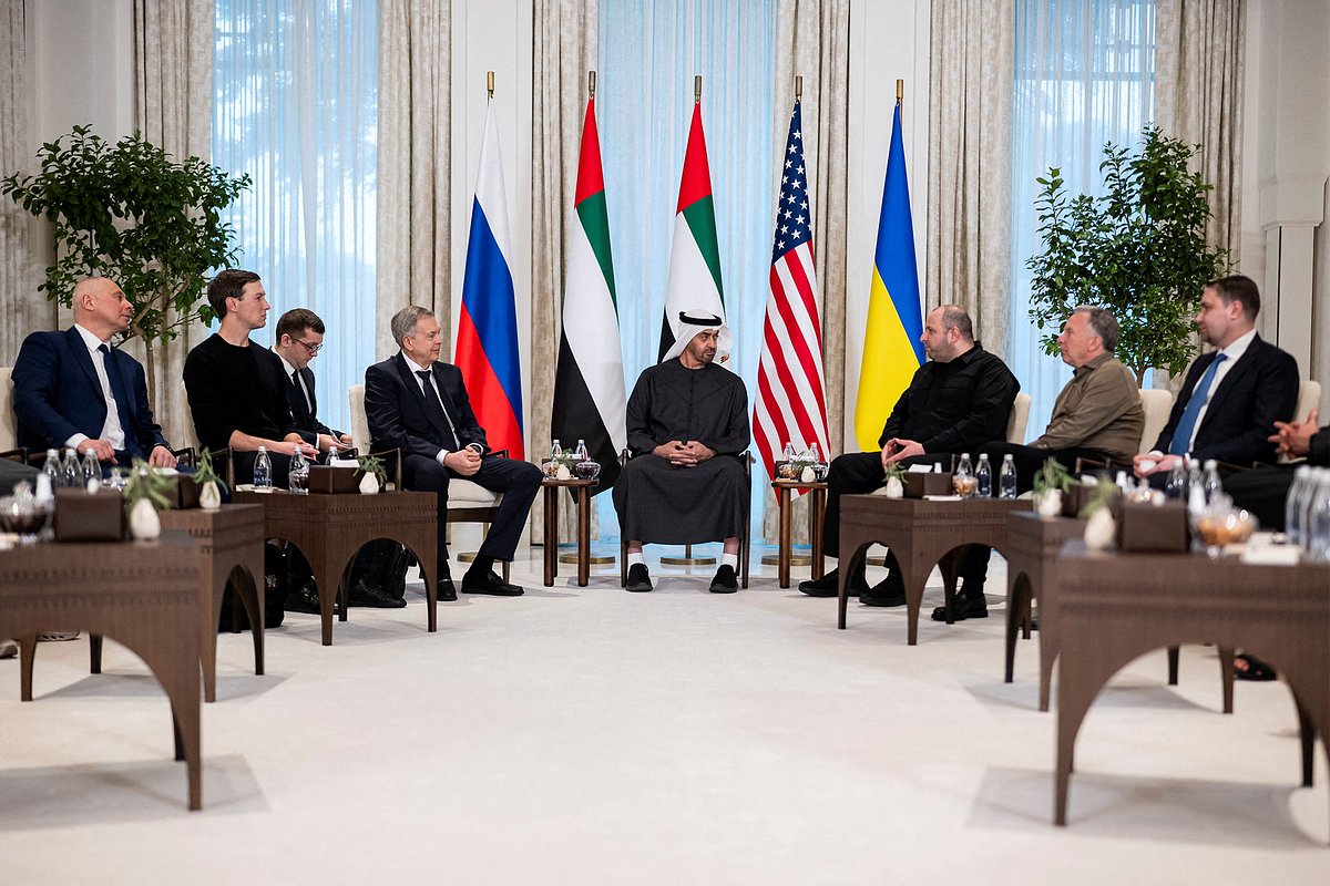 Главы делегаций, участвующих в организованных ОАЭ трехсторонних переговорах между США, Россией и Украиной, в центре — шейх Мохаммед бен Заид Аль Нахайян 