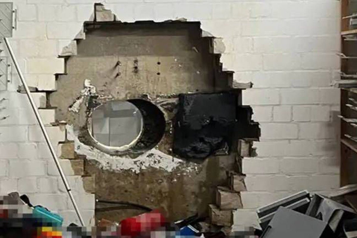 Отверстие, которое просверлили преступники в стене хранилища