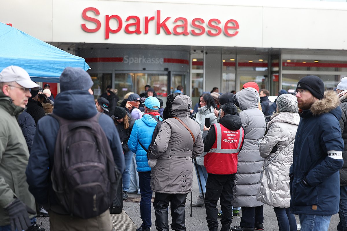 Жертвы, собравшиеся у отделения Sparkasse