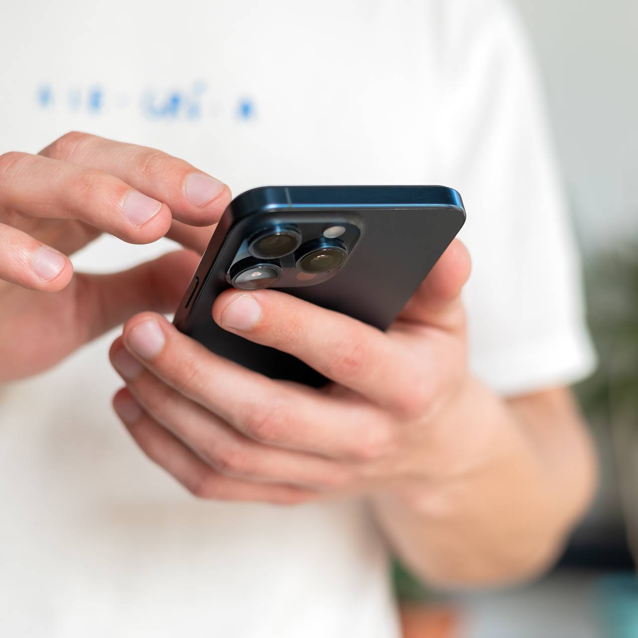 Девушка узнала о двойной жизни мужчины во время свидания из-за его одержимости нейросетями