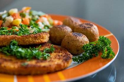 В российских вегетарианских котлетах нашли следы курицы