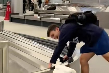 Пассажир самолета нашел на багажной ленте свои трусы вместо чемодана и попал на видео