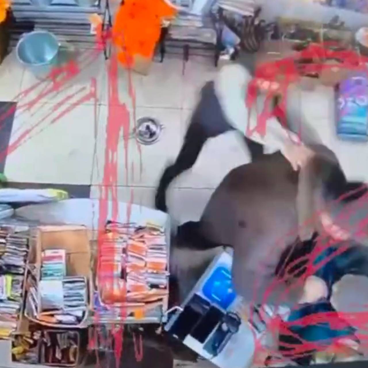 Россиянин пронзил пенсионерку ножом в продуктовом магазине и попал на видео