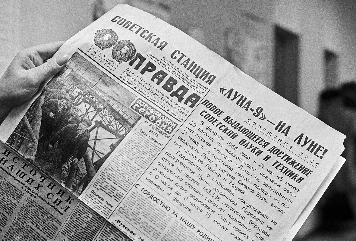 Номер газеты «Правда» с сообщением об успешной мягкой посадке советской автоматической станции «Луна-9»