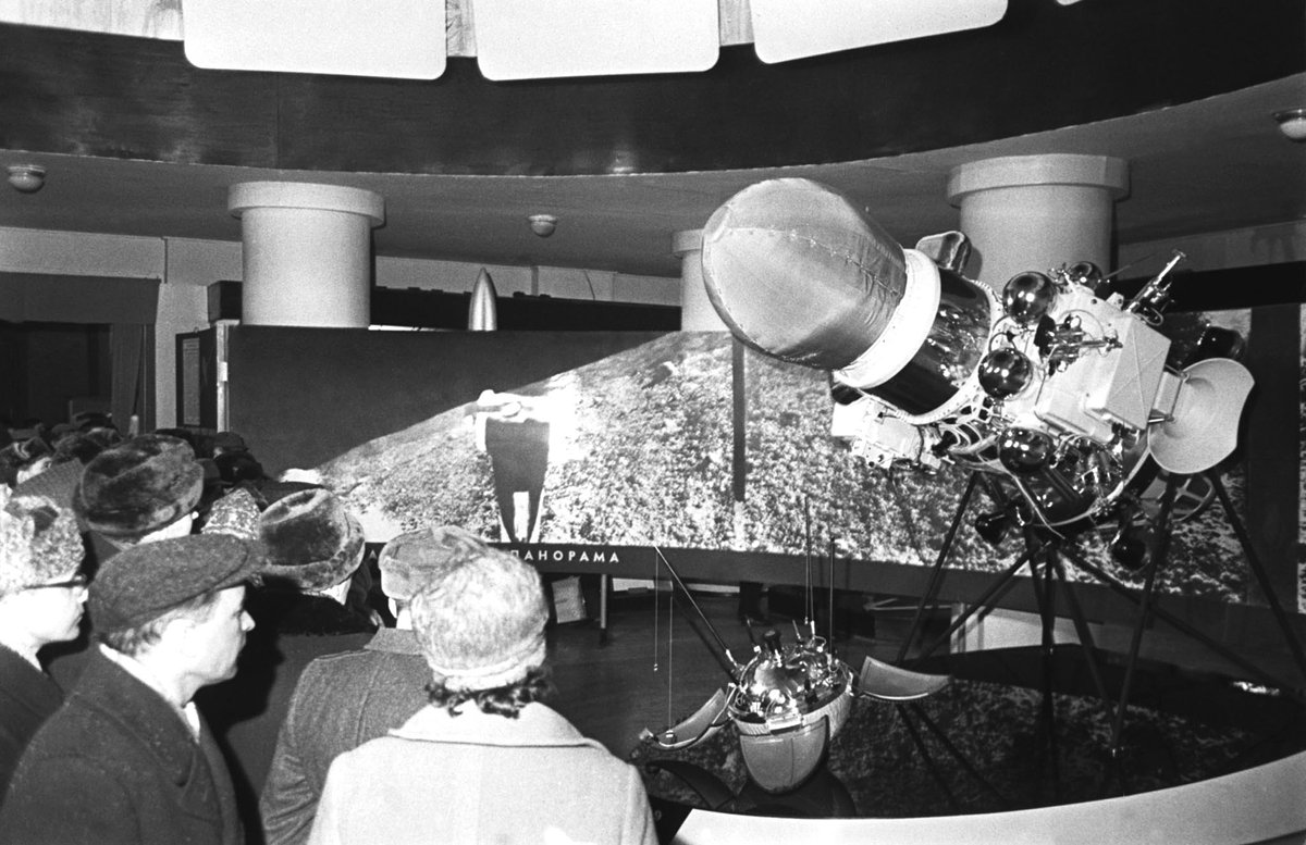 Макет советской станции «Луна-9» в павильоне «Космос» на ВДНХ СССР