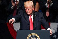 Трамп объявил чрезвычайное положение в США. О какой угрозе идет речь?