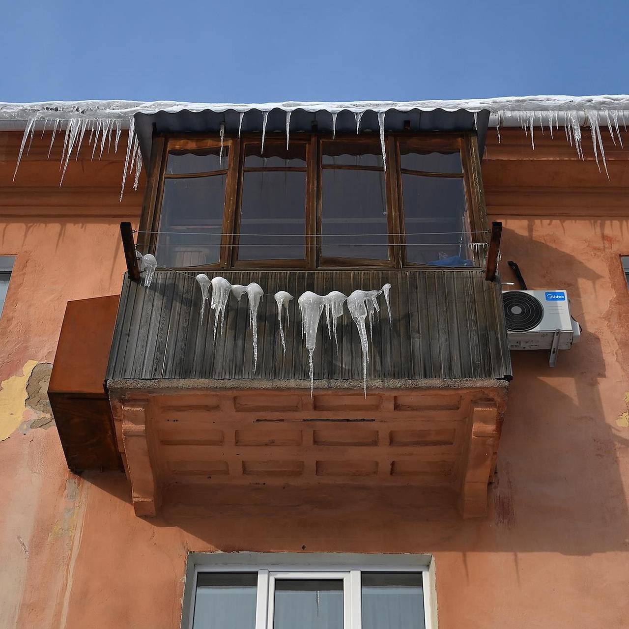 Россиянин столкнул соперника с девятого этажа из ревности к возлюбленной