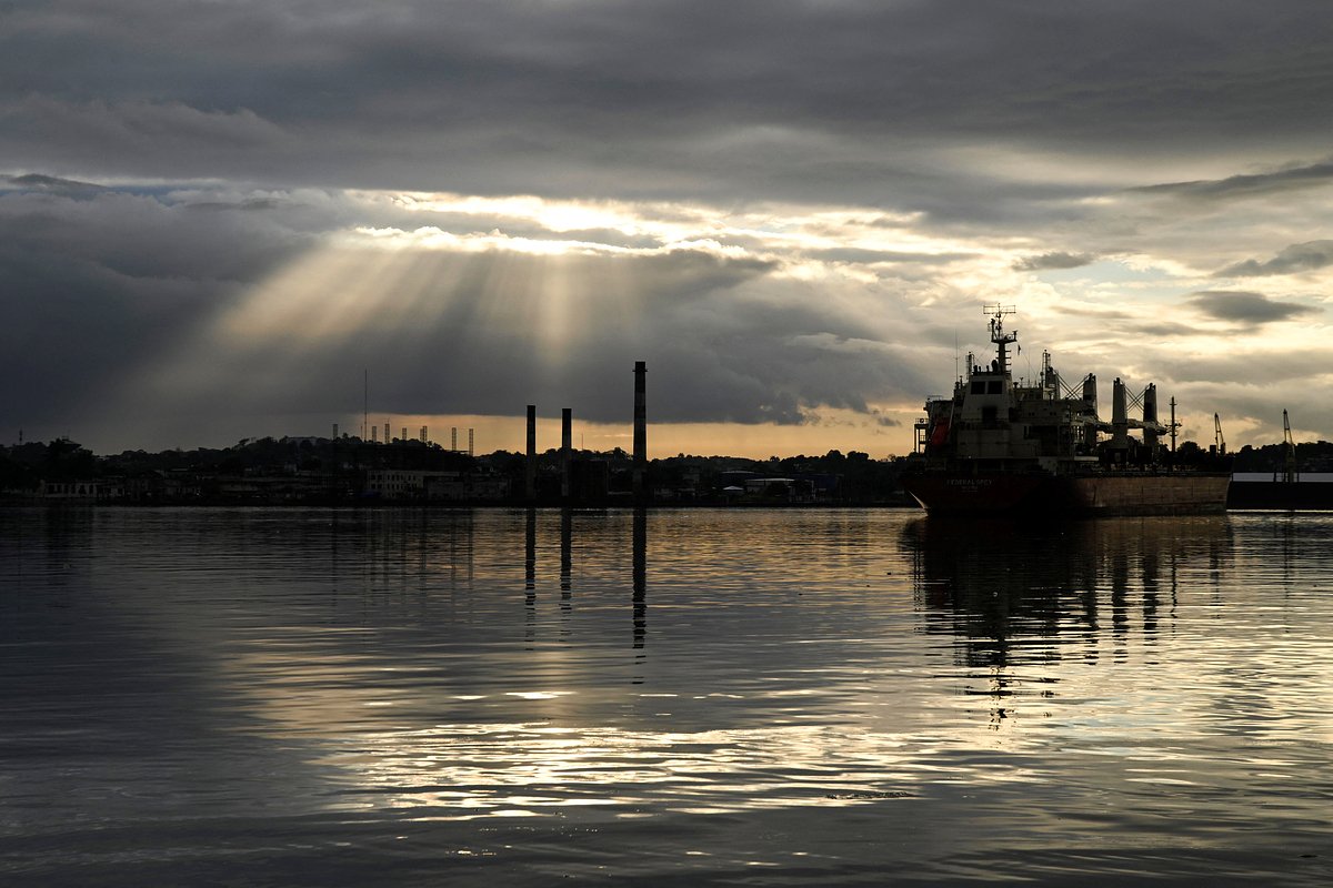 Судно в Гаванской бухте вблизи НПЗ в Гаване, Куба, 12 января 2026 года